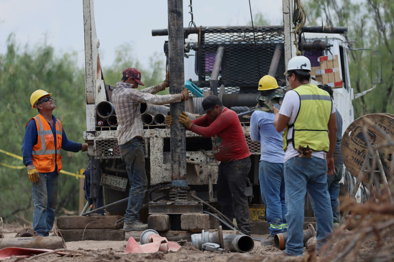 Intensifican rescate de cuatro mineros atrapados en Sinaloa; aún sin localización