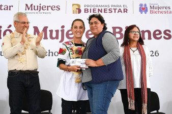 Sheinbaum entrega tarjetas de la Pensión Mujeres Bienestar en Michoacán