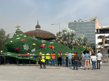 Se cae árbol de Navidad en la Plaza Principal; no hubo personas lesionadas