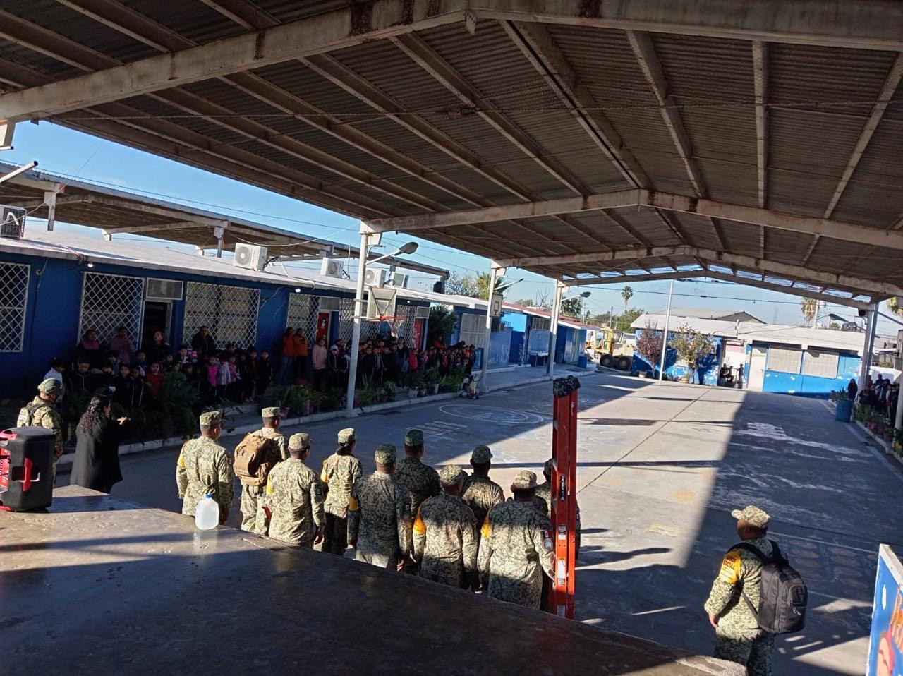 Tienen escuelas nueva imagen con apoyo de militares