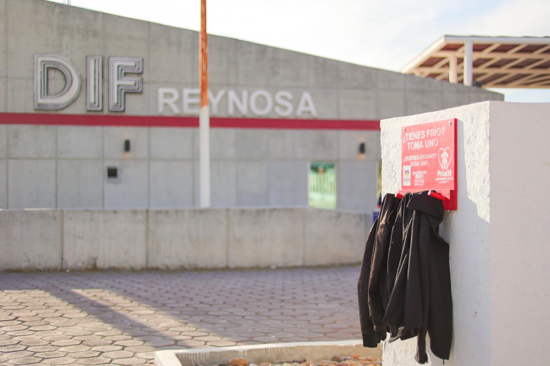 Instalan DIF-Reynosa y Voluntariado, percheros comunitarios en apoyo a personas vulnerables