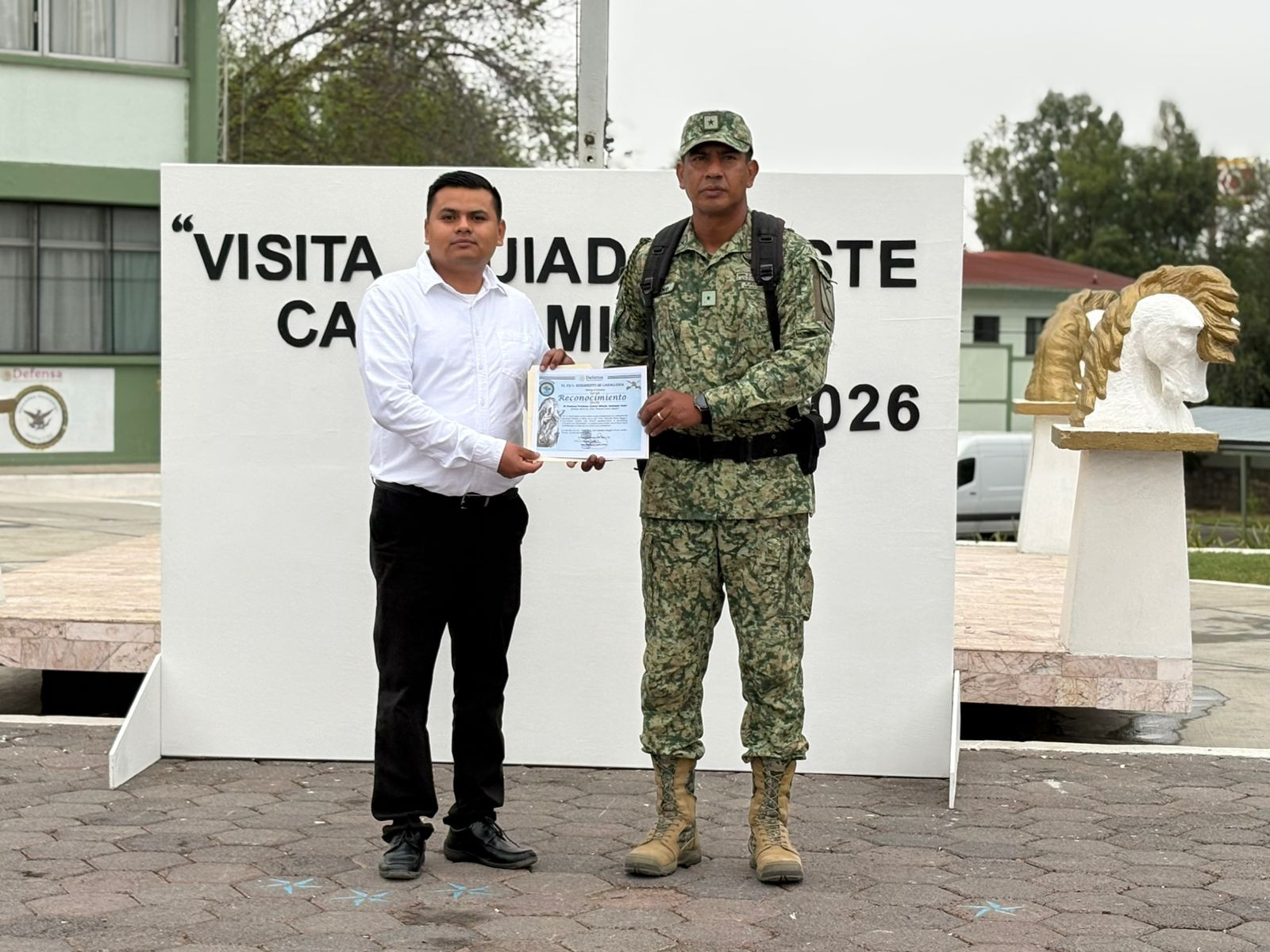 Estudiantes realizan visita guiada a instalaciones militares para fomentar la inclusión y los valores
