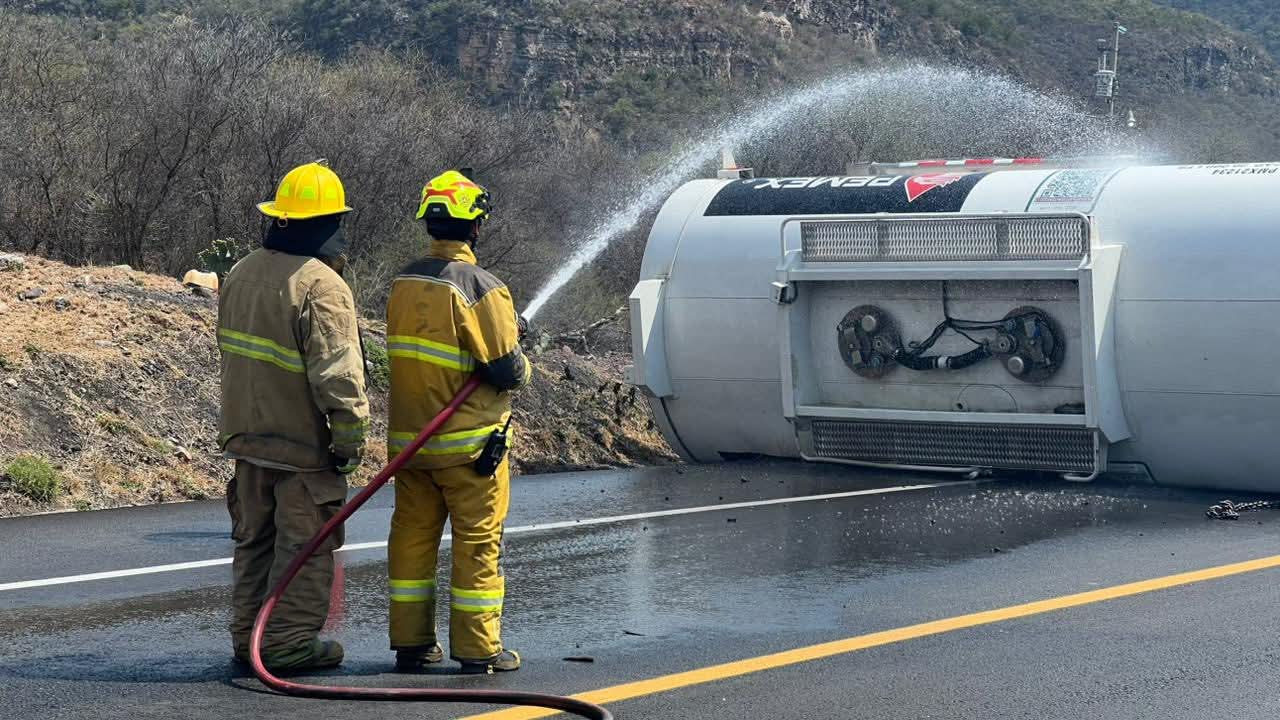 Cierran carretera Rumbo Nuevo tras volcadura de pipa con combustible en Tamaulipas
