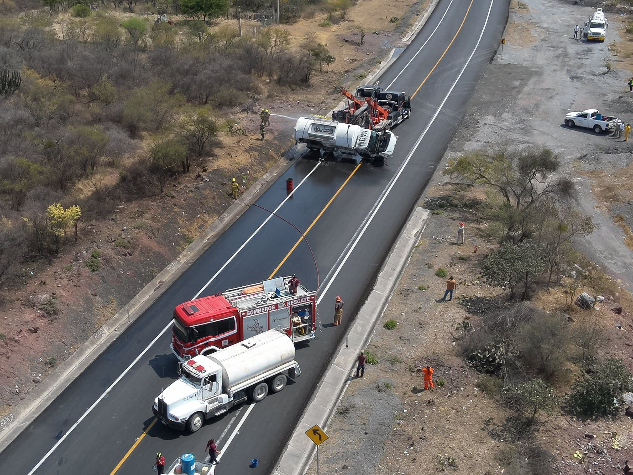 Cierran carretera Rumbo Nuevo tras volcadura de pipa con combustible en Tamaulipas