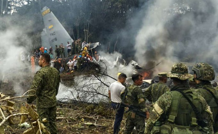 Sube a 69 la cifra de muertos por accidente de avión militar en Colombia