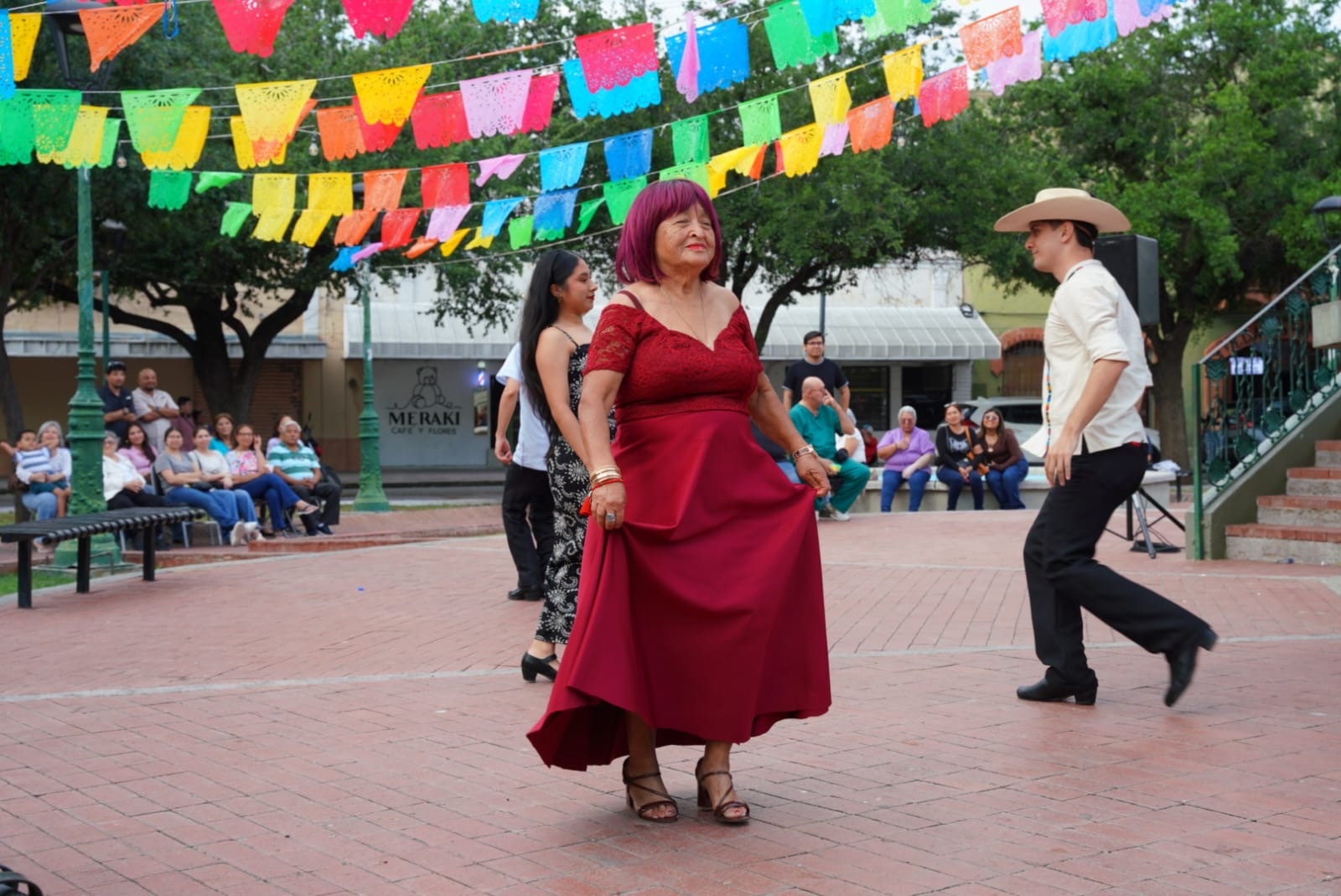 Vive Nuevo Laredo la tradición del Huapango con exitoso Fandango Huasteco en Plaza Juárez