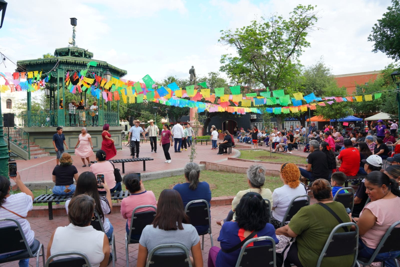 Vive Nuevo Laredo la tradición del Huapango con exitoso Fandango Huasteco en Plaza Juárez