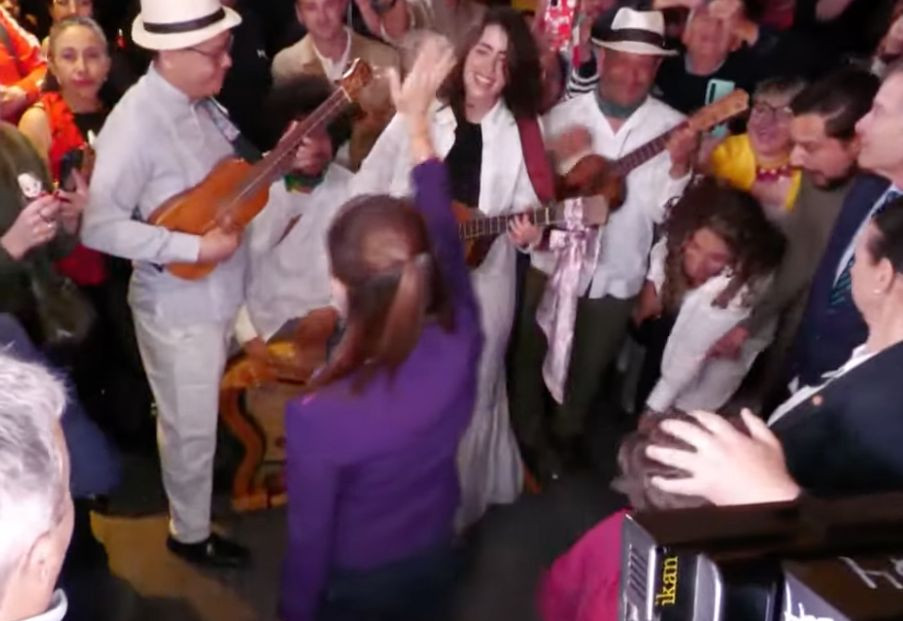 Sheinbaum llega a España y es recibida con música por mexicanos en Barcelona