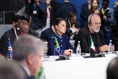 Desde Barcelona, Sheinbaum plantea convertir armas en inversión ambiental