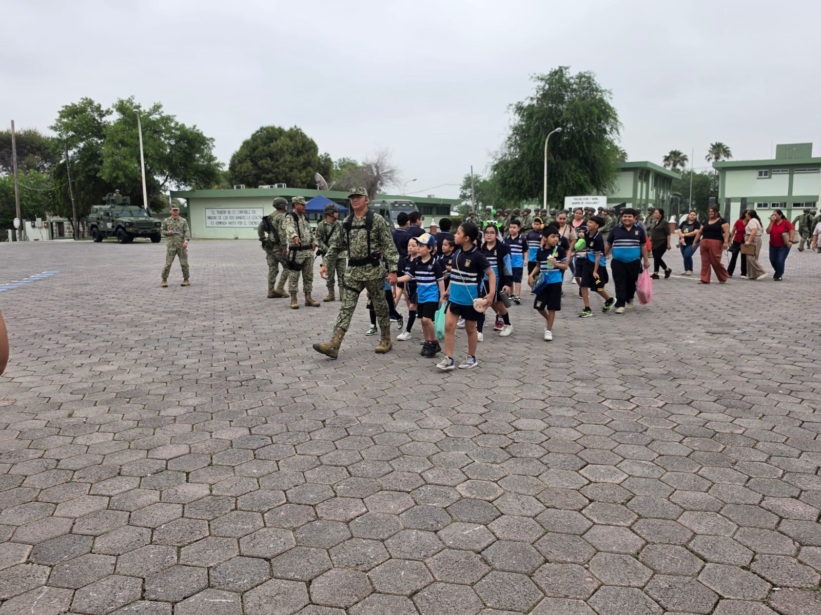 Fomentan inclusión: Alumnos de la primaria Cosme Pérez visitan el Cuartel Militar