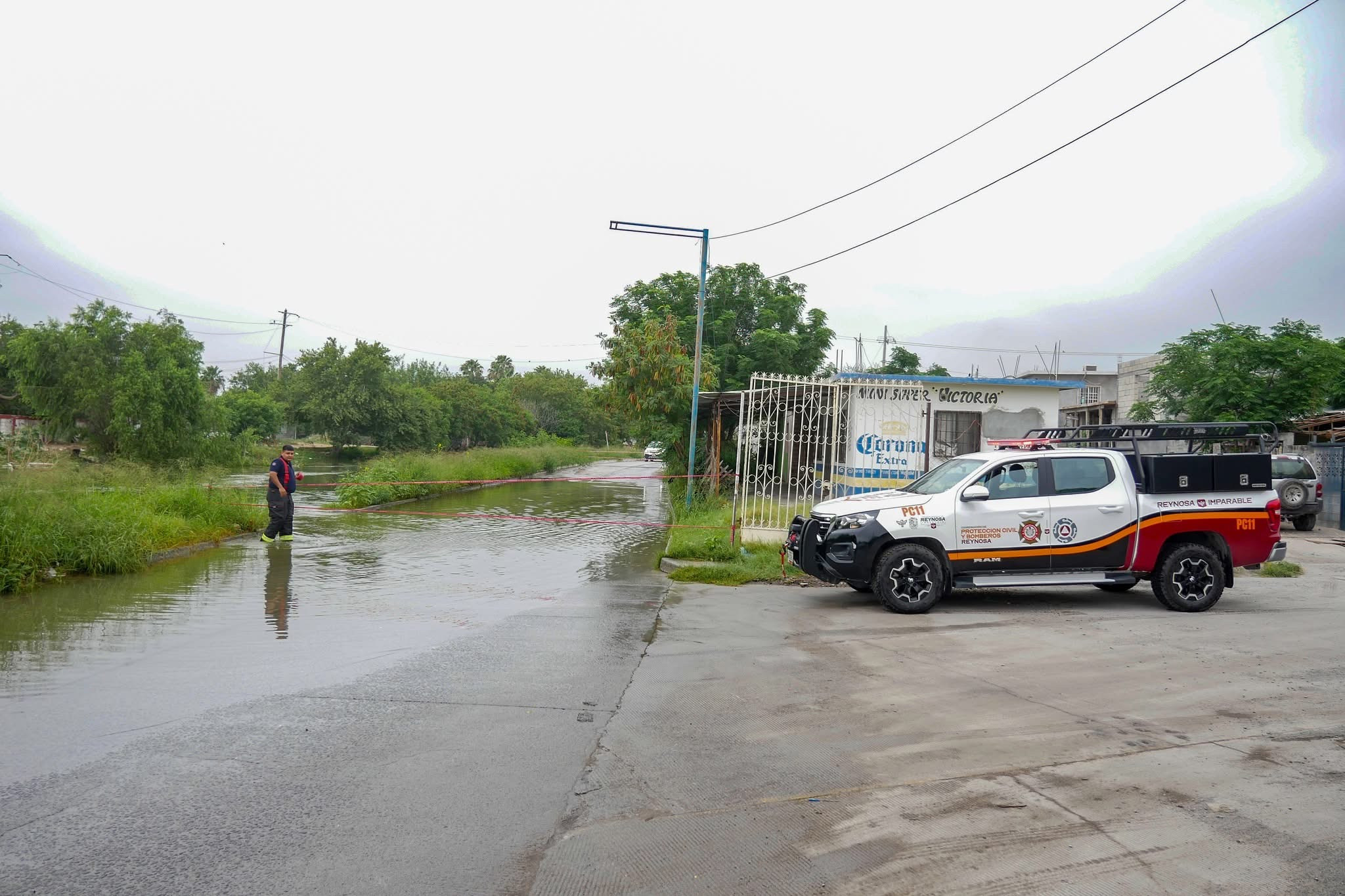 Restringen circulación en paso a desnivel por creciente del canal Rodhe