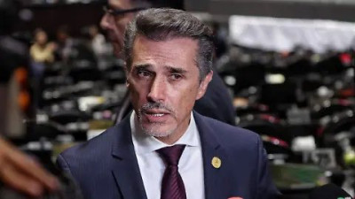 Sergio Mayer renuncia de forma irrevocable a Morena