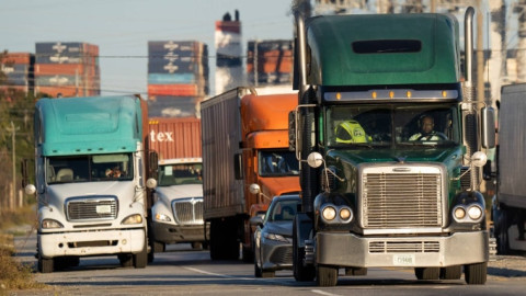 Corte Suprema rechaza demanda contra estados que permiten licencias de conducir a indocumentados camiones