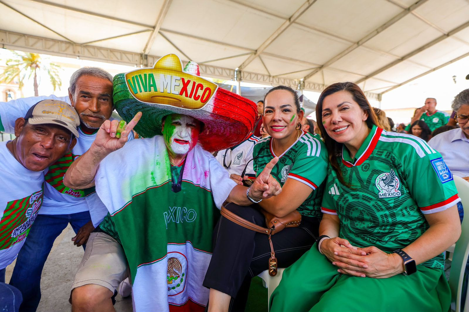 Convivió la senadora Maki Ortiz con aficionados al Futbol en transmisión de juego mundialista