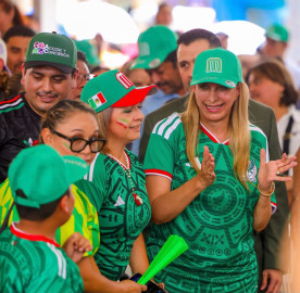Convivió la senadora Maki Ortiz con aficionados al Futbol en transmisión de juego mundialista