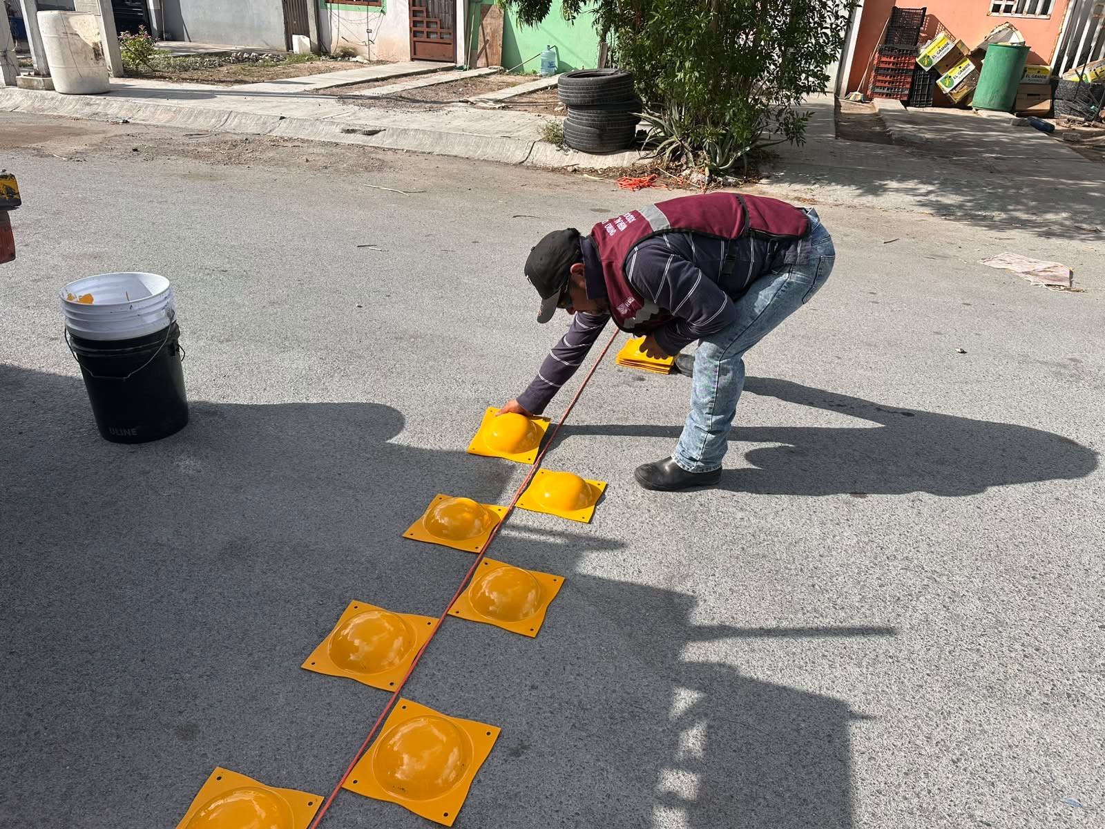 Mejora Gobierno de Carlos Peña Ortiz seguridad vial con instalación de boyas de tráfico