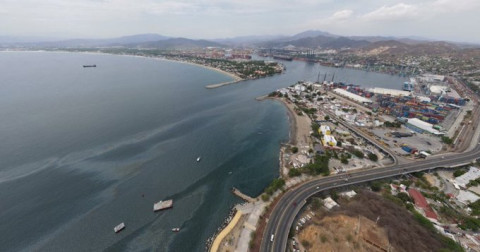 Pemex investiga origen de mancha oscura detectada en el Río Pánuco