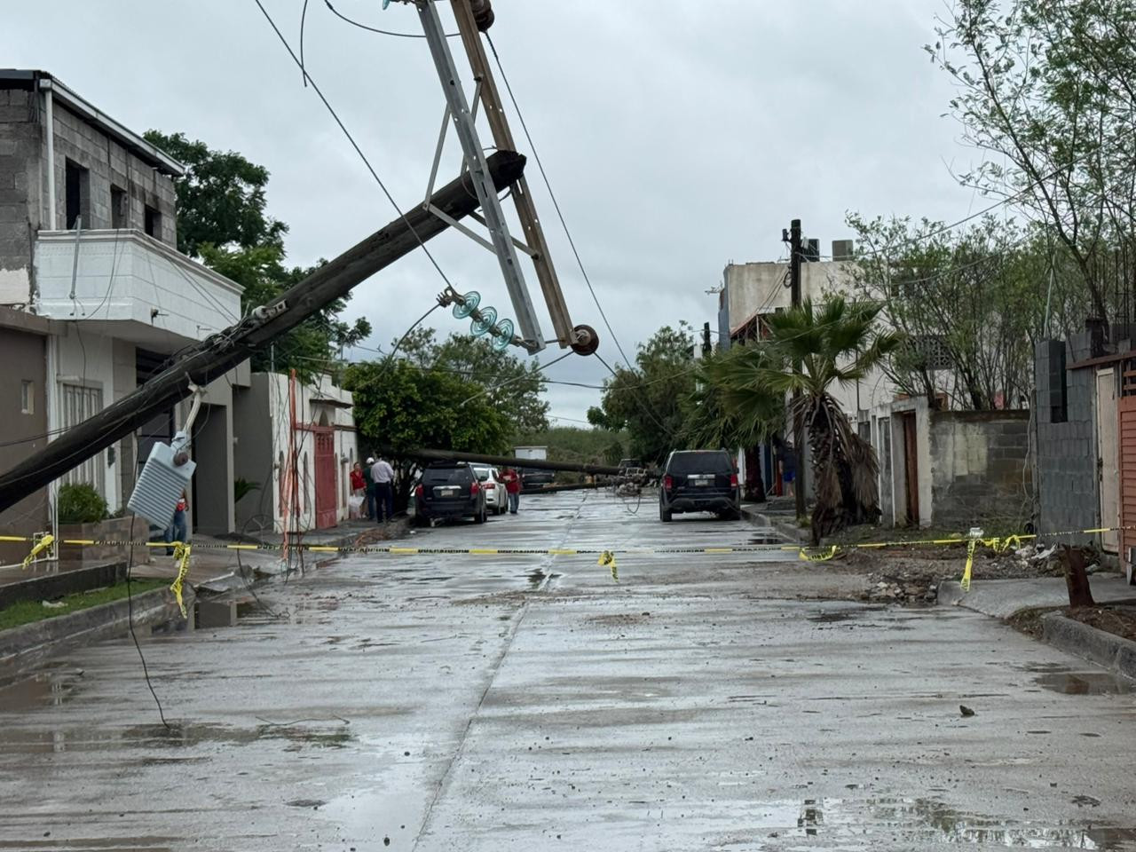Caída de tres postes daña vehículos y genera preocupación en la colonia Revolución Verde