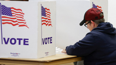 Jueza federal bloquea requisito de ciudadanía para votar impulsado por Trump