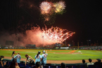 Celebran familias de Nuevo Laredo 178 aniversario con triunfo de Tecos y verbena popular