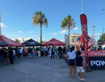 Ciudadanos intercambian estampitas en jornada organizada por Tránsito y Vialidad