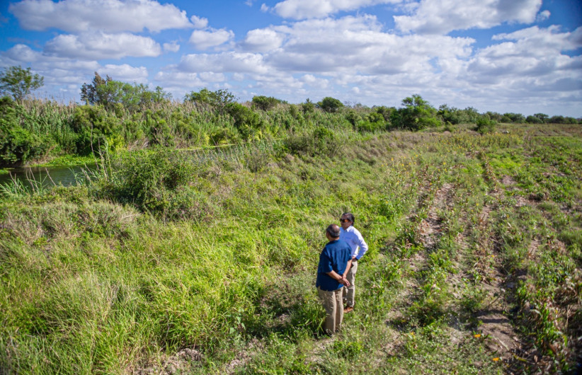 Autoridades municipales supervisan terrenos para construcción del puente internacional “Flor de Mayo”  