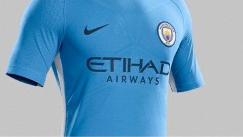 Manchester City homenajea en su nueva camiseta al equipo de 1968 