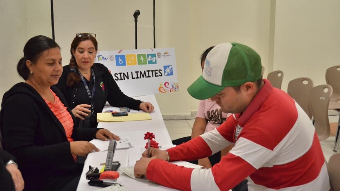 Entrega DIF Tamaulipas becas a estudiantes Sin Límites