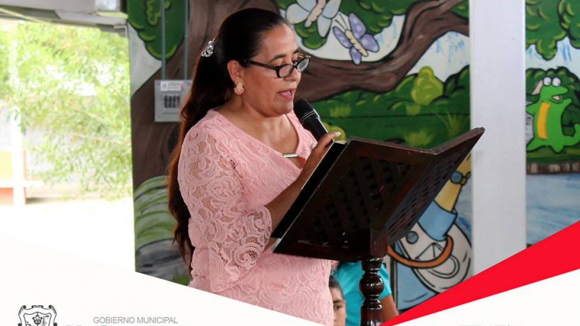 Alcaldesa acude a ceremonia de graduación de Jardín de Niños