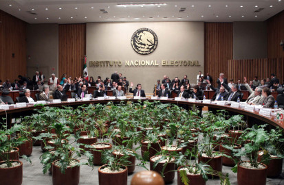 INE defiende aguinaldo y prestaciones y justifica iPhone 7 Plus para consejeros