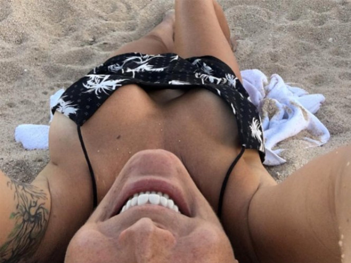Alejandra Guzmán muestra su recuperación en la playa