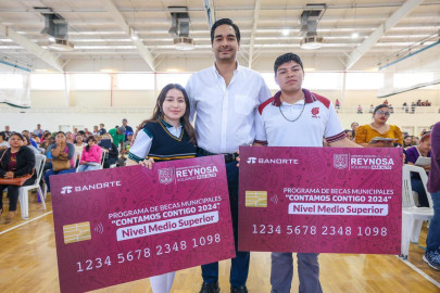 Entregará Carlos Peña Ortiz tarjetas de Becas Municipales Contamos Contigo 2024"