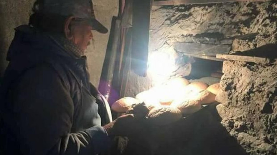 Por su pan en horno de piedra, reconocen trabajo de abuelitos