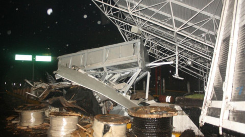 Camión se impacta en caseta de cobro