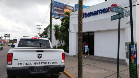 Sujeto intenta asaltar banco, se asusta y huye