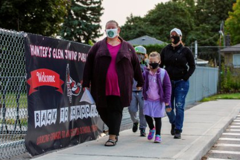 Cierra Toronto escuelas por repunte de casos de COVID-19