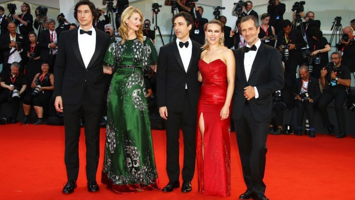 Scarlett Johansson deslumbra en la alfombra roja de Mostra