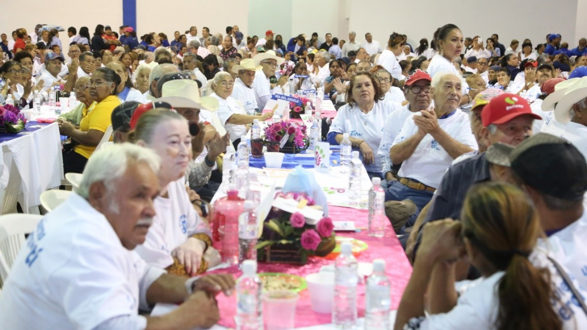 Celebra Maki a abuelitos en su día