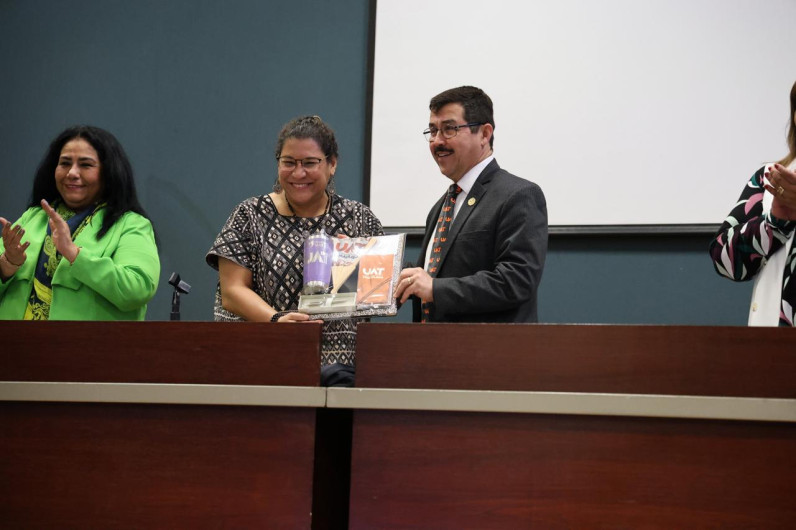 La ministra Lenia Batres dicta conferencia en la UAT