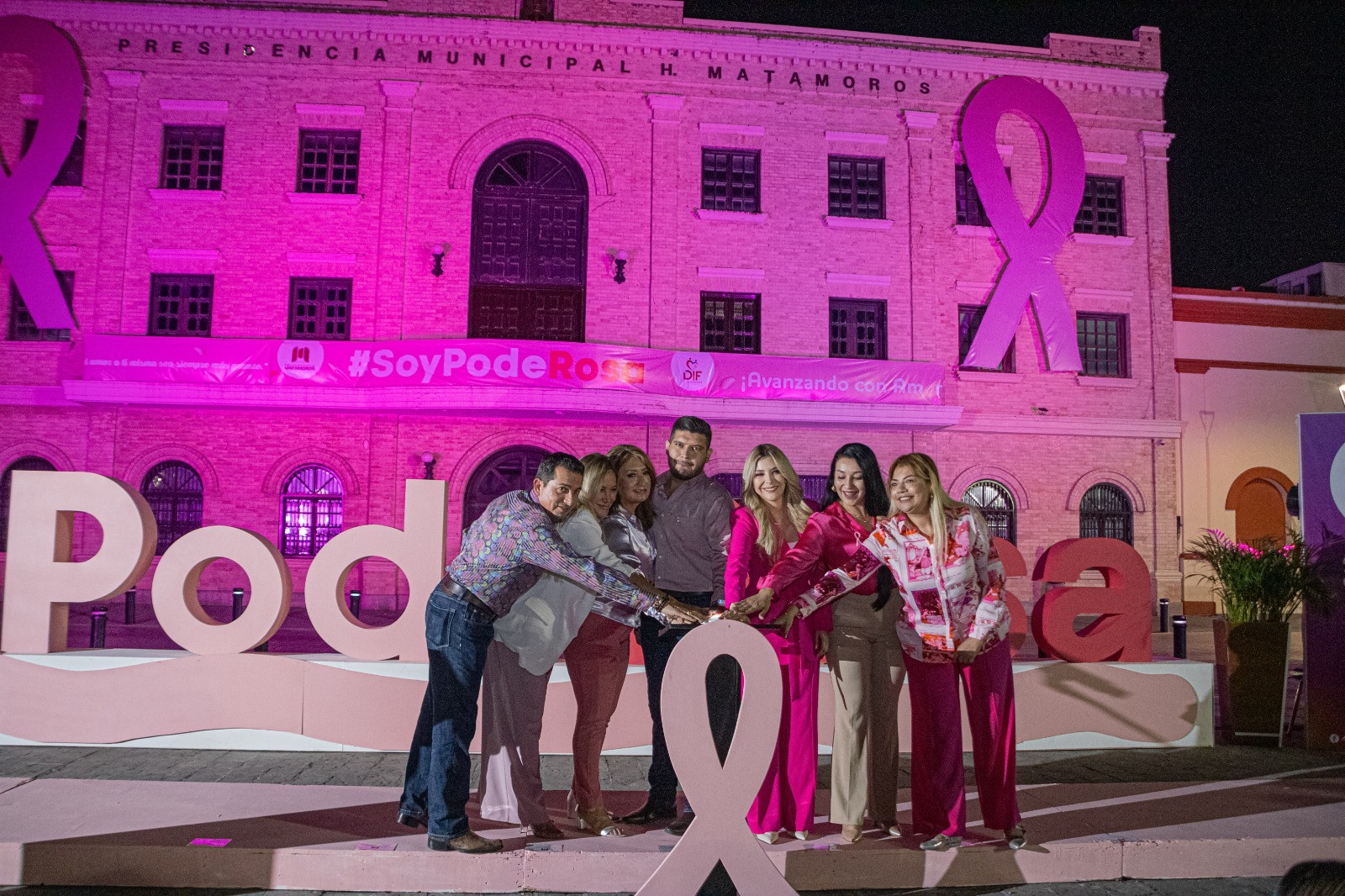Presidencia de Matamoros se ilumina de Rosa por lucha contra el cáncer de mama