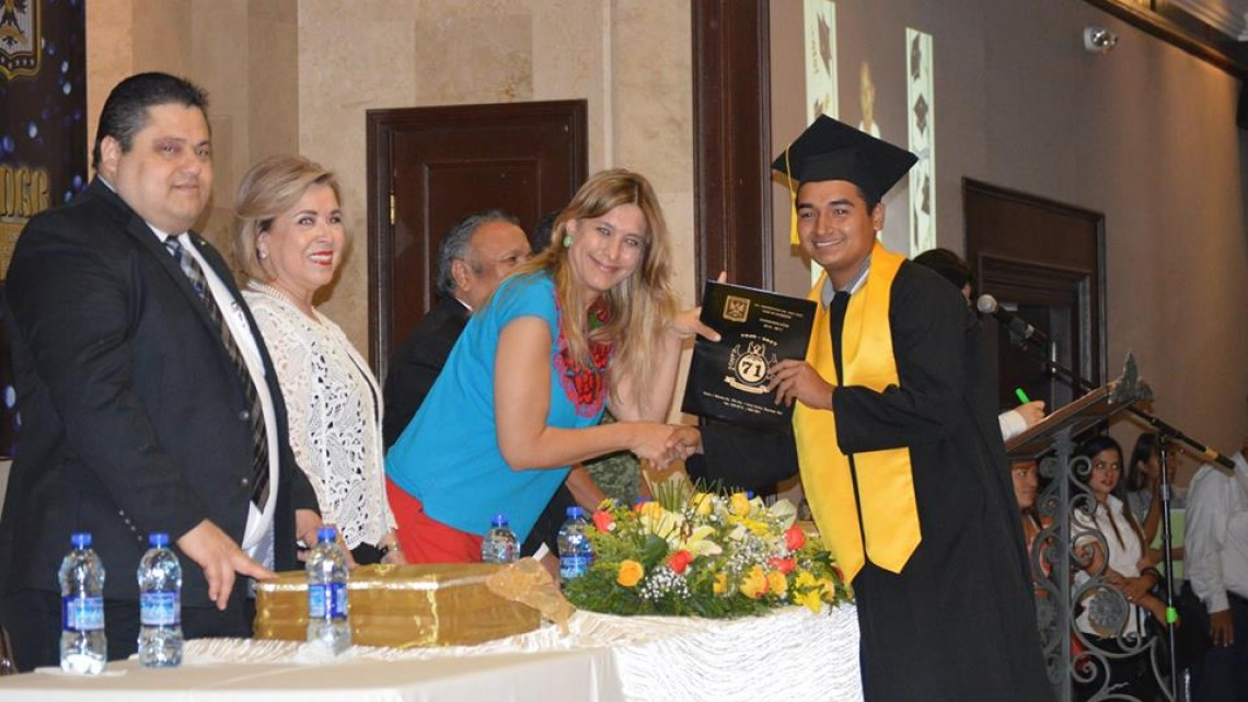 Alcaldesa felicita a graduados de la preparatoria José de Escandón