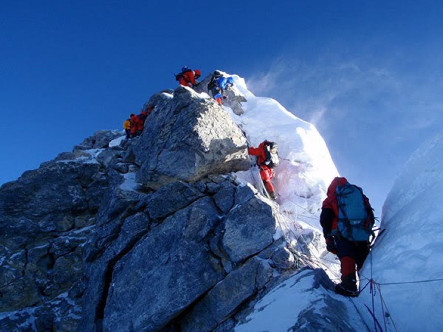 Fallece alpinista en el Everest y otro desaparece