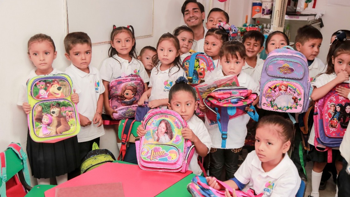 Entrega DIF útiles escolares a niños de CONAFE y CAIC