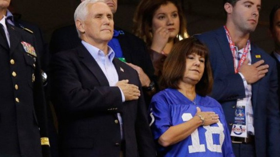Abandona vicepresidente de EU estadio por protesta de jugadores