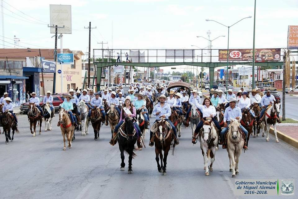 Realizan cabalgata del 67 Aniversario de Miguel Alemán 