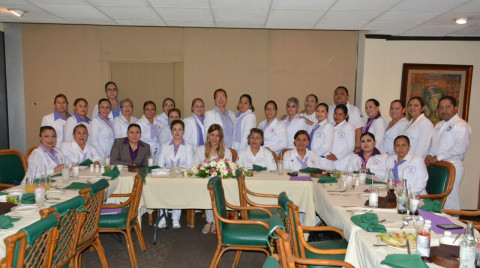 Toma protesta Maki Ortiz a Profesionales de Enfermería