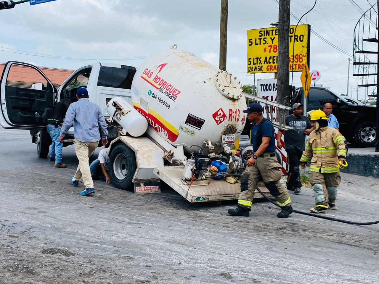 PC evita tragedia tras partirse en dos, camión de pipa de gas
