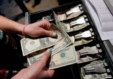 Dólar se vende en el AICM en 19.17 pesos