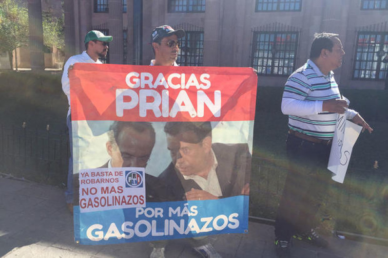Protestas por gasolinazo llegan a Congreso de Coahuila