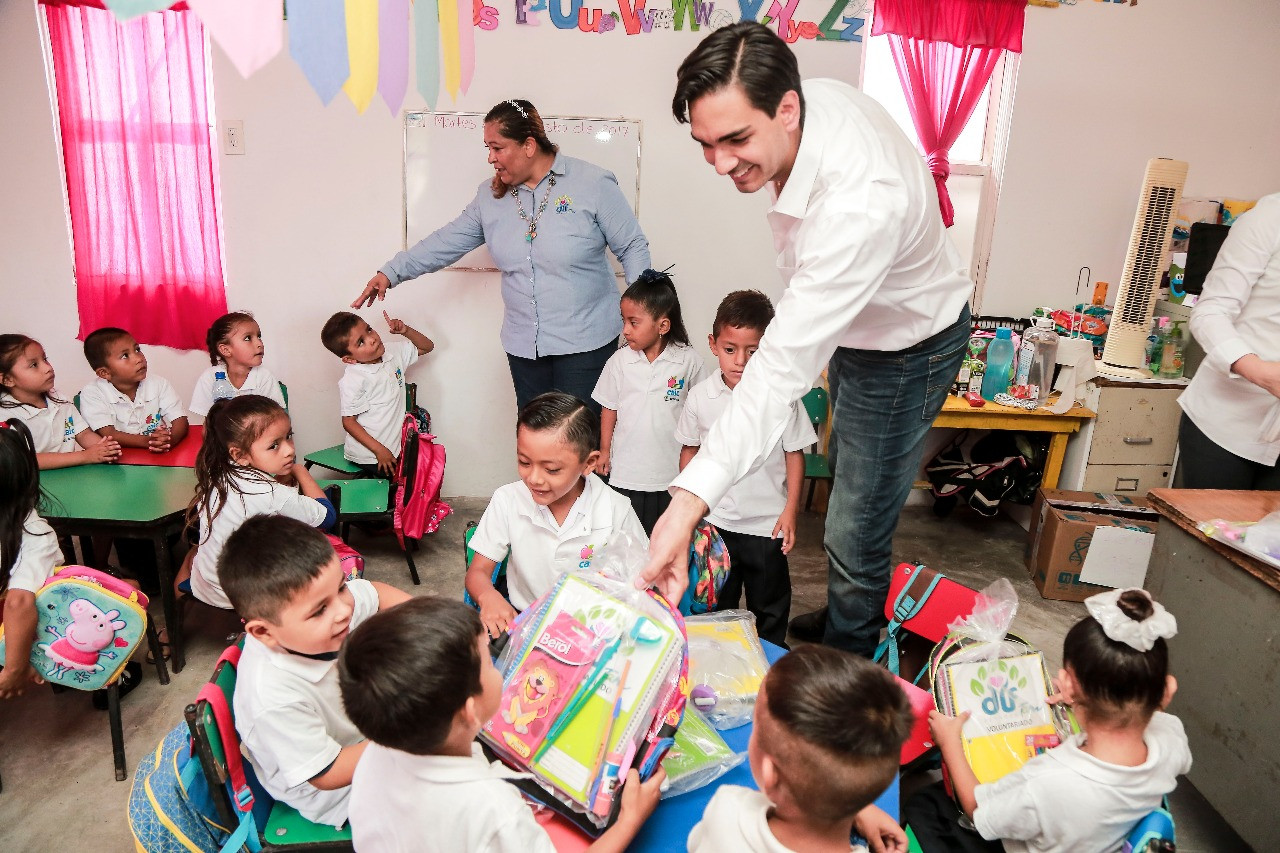 Entrega DIF útiles escolares a niños de CONAFE y CAIC